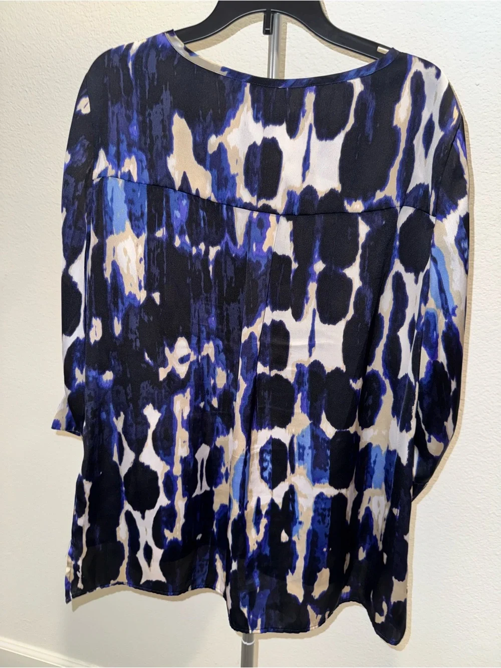 Michael Kors Blue, Black and White Abstract Blouse Quiet‎ Luxury Classic Comfort